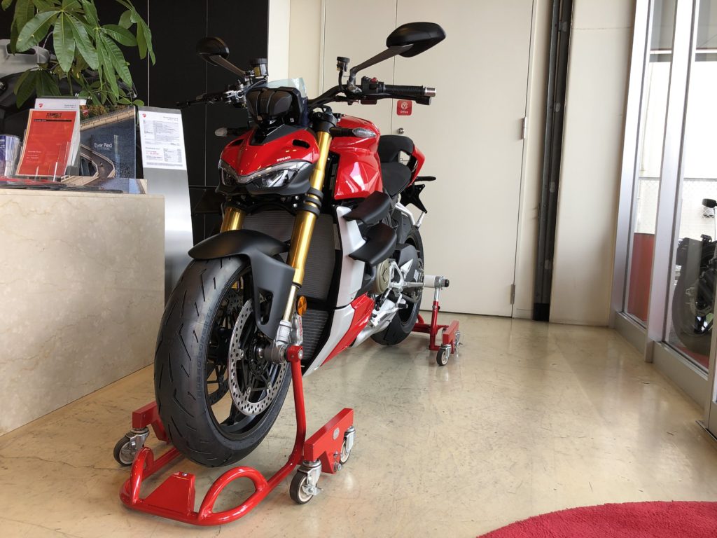 Ducati StreetfighterV4　ガレージレボ！！